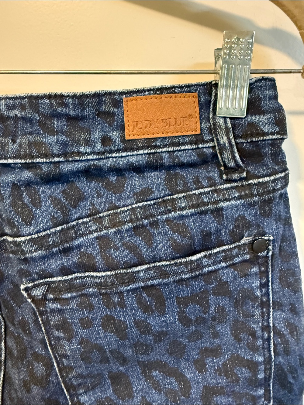 Judy Blue Women’s Blue Leopard Print Mod-Ruse Fray Hem Shorts - Size Medium - Picture 5 of 8